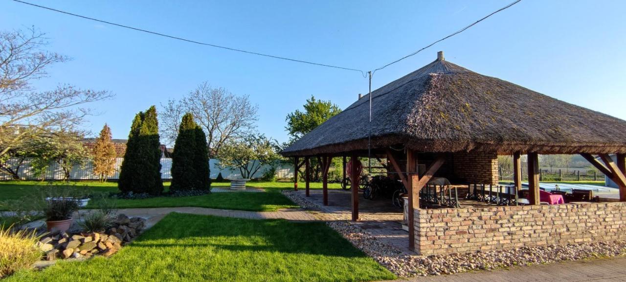 Village Garden Family Guest House Tiszakanyár Esterno foto