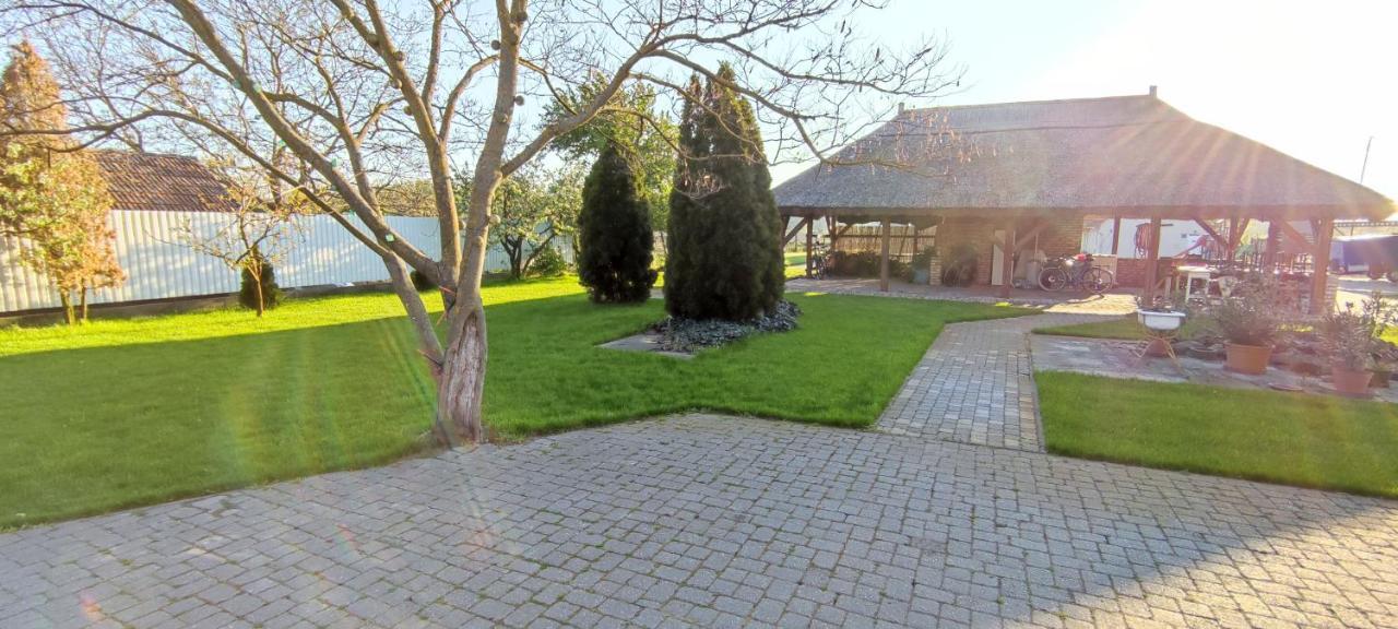 Village Garden Family Guest House Tiszakanyár Esterno foto