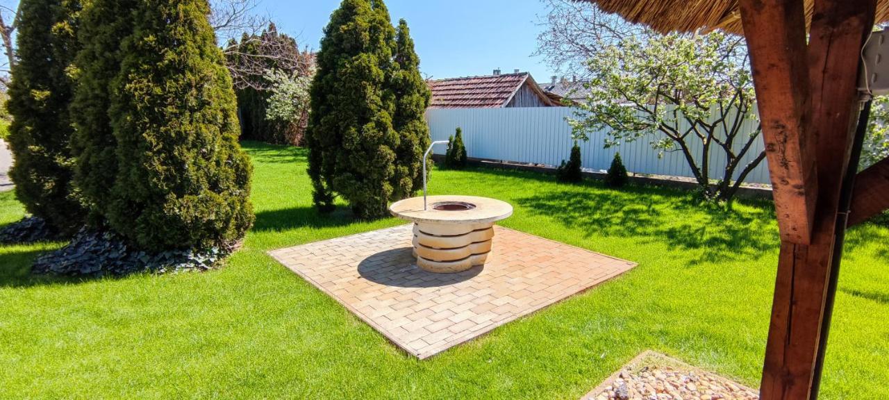 Village Garden Family Guest House Tiszakanyár Esterno foto