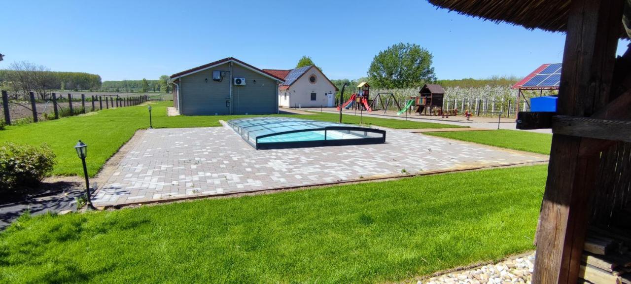 Village Garden Family Guest House Tiszakanyár Esterno foto