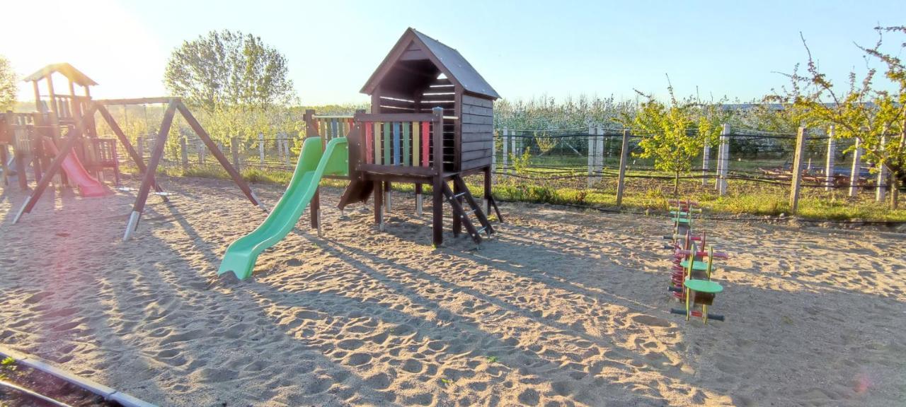 Village Garden Family Guest House Tiszakanyár Esterno foto
