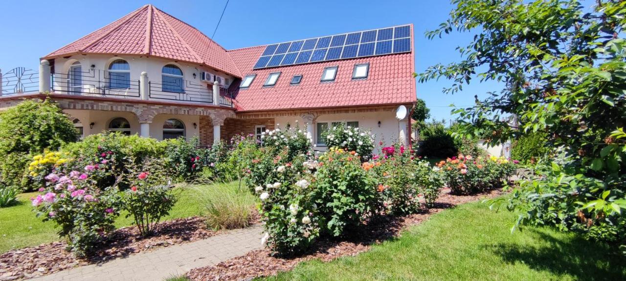 Village Garden Family Guest House Tiszakanyár Esterno foto